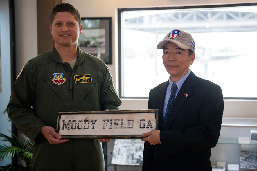 U.S. Air Force Col. Timothy Sumja, 23d Fighter Group commander, presents Republic of China air force Lt. Gen. Liu Shou-Jen a Moody Field sign during his visit, Nov. 18, 2015, at Moody Air Force Base, Ga.  The parting gift resembles the relationship both parties want to maintain in honor of the Flying Tigers. (U.S. Air Force photo by Airman 1st Class Greg Nash/Released) 