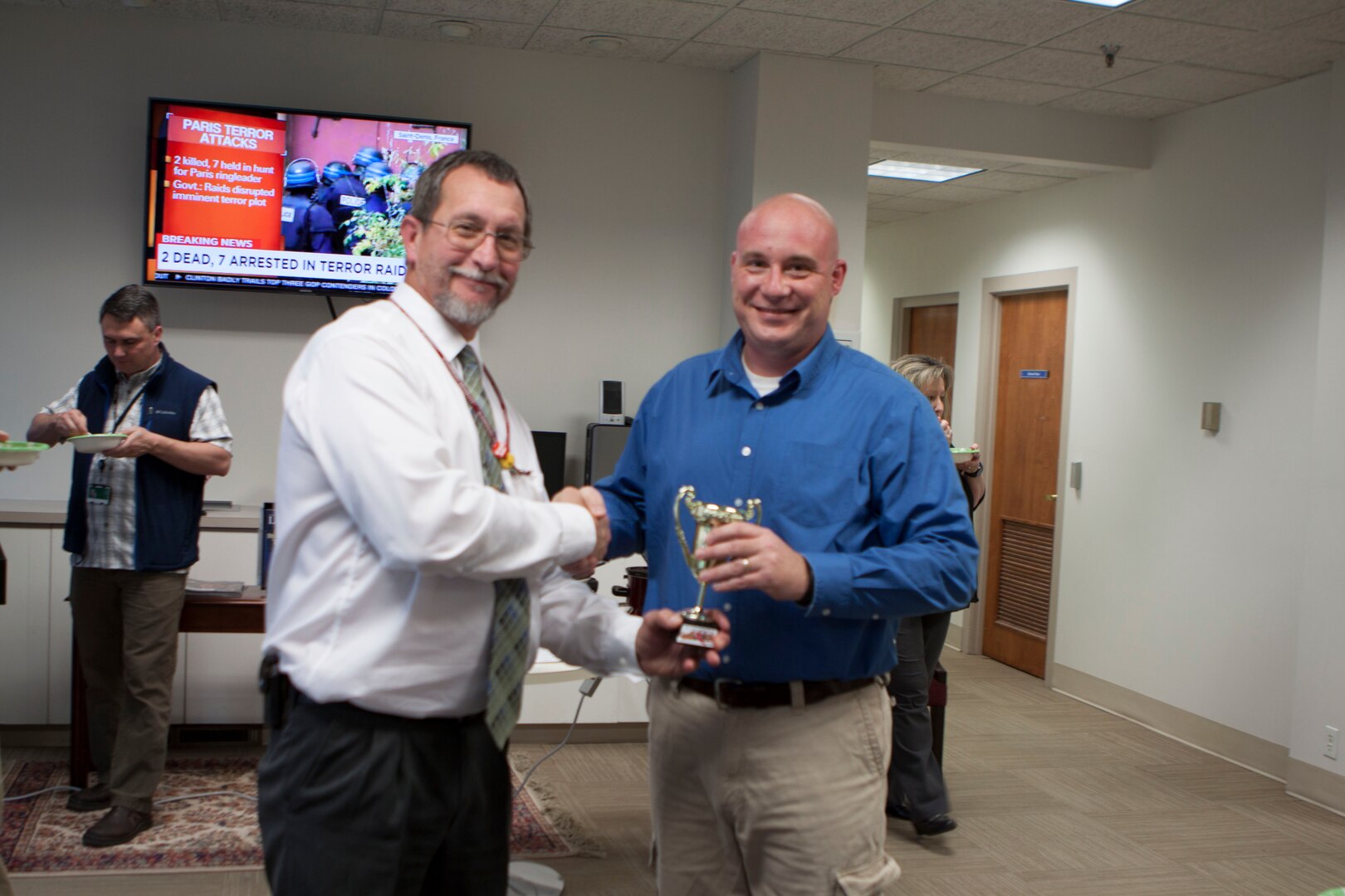 Jim Blockus, DLA Future Operations, presents Kevin Davis, Command Affairs, with his trophy for judge’s choice.