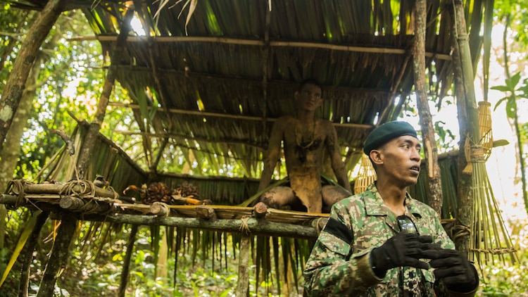 A Malaysian Army officer explains to U.S. Marines with Kilo Company, Battalion Landing Team 3rd Battalion, 1st Marine Regiment, 15th Marine Expeditionary Unit, how to build numerous shelters in a jungle survival course during Malaysia-United States Amphibious Exercise 2015 in Tanduo, Malaysia on Nov. 11. During the course, Marines learned the jungle offers a variety of terrain, and building the right shelter for each one is essential for survival. The purpose of the exercise was to strengthen military cooperation in the planning and execution of amphibious operations between Malaysian armed forces and U.S. Marines. The 15th MEU is currently deployed in the Indo-Asia-Pacific region to promote regional stability and security in the U.S. 7th Fleet area of operations. 