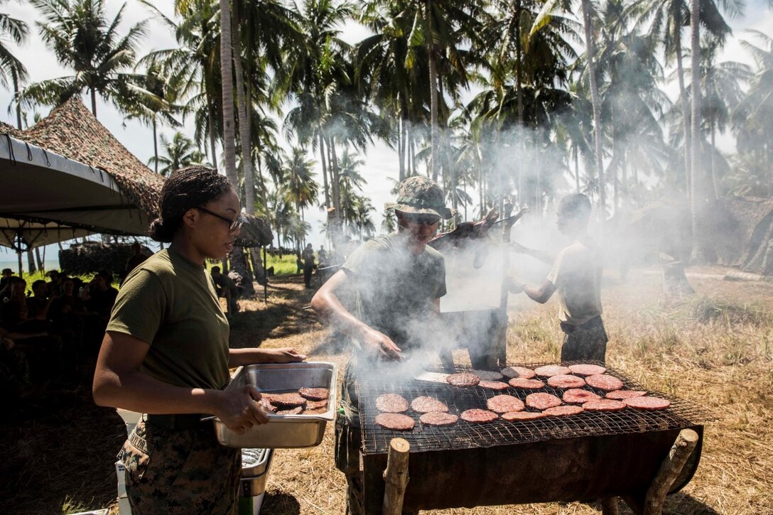 TANDUO BEACH, Malaysia (Nov. 12, 2015) U.S. Marines with Combat Logistics Battalion 15, 15th Marine Expeditionary Unit, and Malaysian soldiers prepare a barbeque meal during Malaysia-United States Amphibious Exercise 2015. During the integration, Marines and soldiers learned about each other’s culture, country, military service, exchanged personal gifts, and ended with a barbeque. The purpose of the exercise was to strengthen military cooperation in the planning and execution of amphibious operations between Malaysian armed forces and U.S. Marines. The 15th MEU is currently deployed in the Indo-Asia-Pacific region to promote regional stability and security in the U.S. 7th Fleet area of operations. (U.S. Marine Corps photo by Sgt. Emmanuel Ramos/Released)