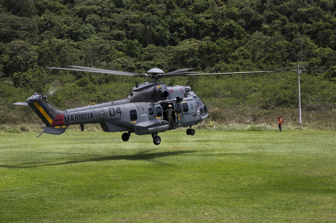 An AS332 Super Puma from the Brazilian Marine Corps drops role-playing refugees off during UNITAS Amphibious 2015 at Ilha de Marambaia, Brazil, Nov. 20, 2015. UNITAS Amphibious helps ensure that the Marine Corps’/naval infantries of the region are postured to provide ready and relevant forces to respond to emergencies anywhere in the western hemisphere. (Photo taken by U.S. Marine Lance Cpl. Issac Velasquez/Released)