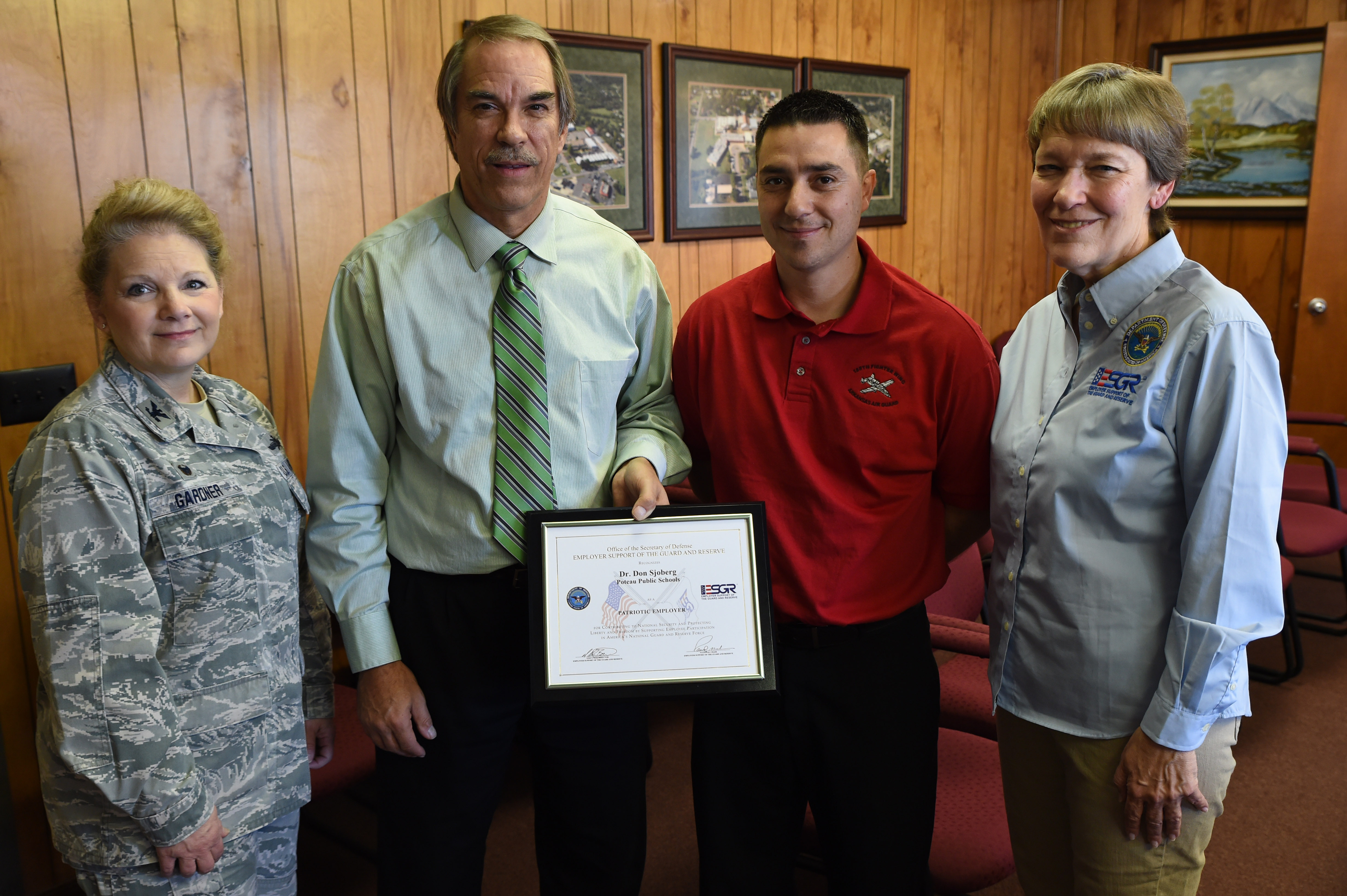 188th Wing presents Poteau Public Schools superintendent with ESGR Patriot Award > Air National