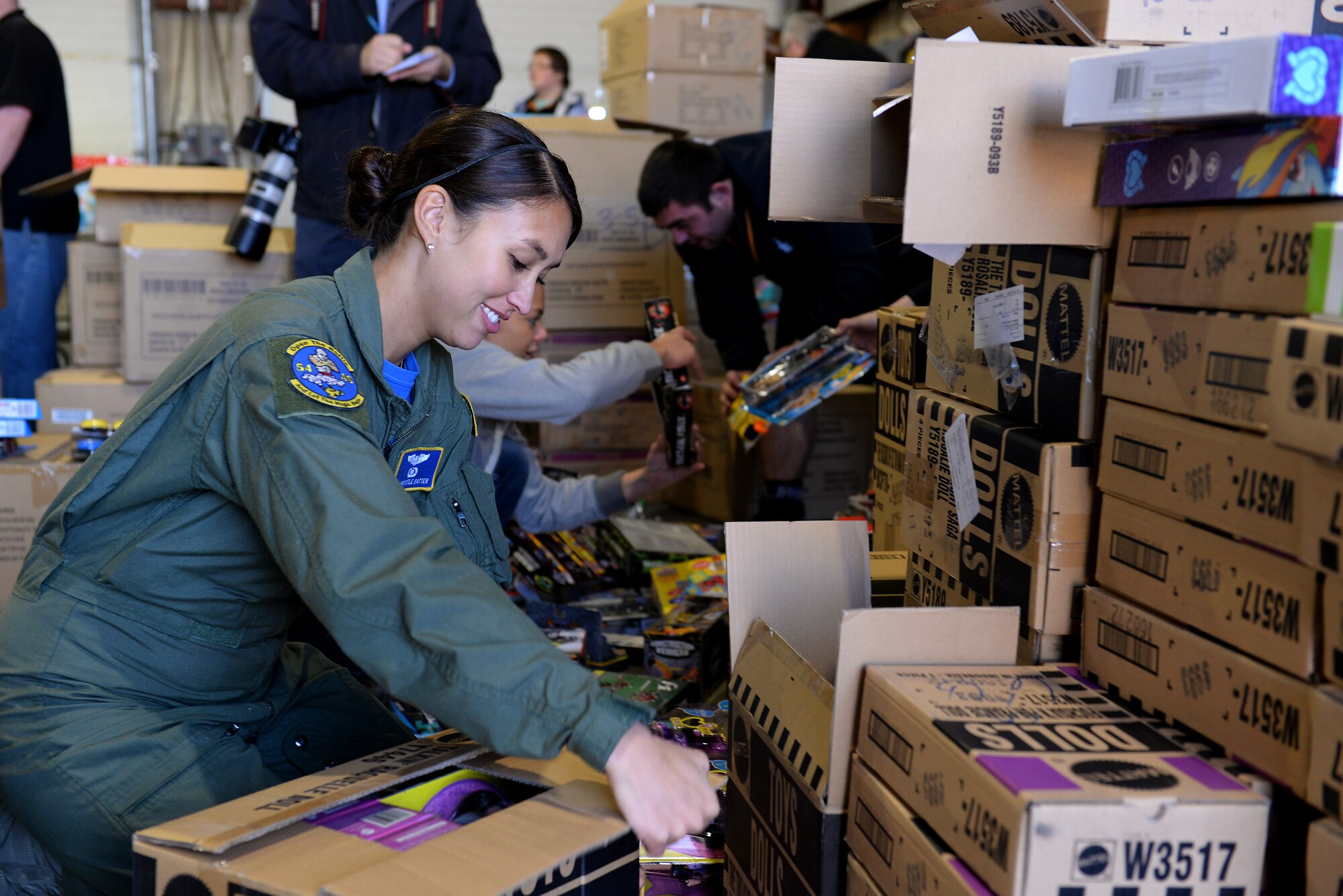 H.E.R.O.E.S. Care volunteers sort and hand out toys to first sergeants Nov. 20, 2015, Scott Air Force Base, Illinois. H.E.R.O.E.S. Care, a charity organization benefiting military families, collaborated with the Scott AFB First Sergeants Council, to donate around 1,700 toys to Scott families. H.E.R.O.E.S. Care exists through community ties that ensure they meet their goal of supporting military families. (U.S. Air Force photo by Airman 1st Class Erica Holbert-Siebert)