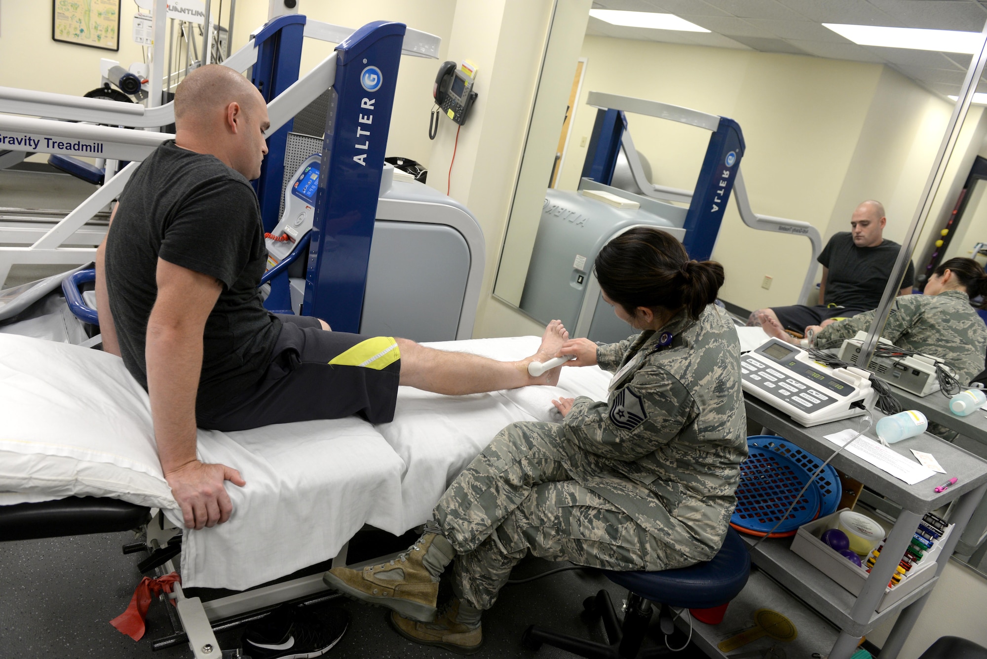 Master Sgt. Shannon Stoner, a 4th Medical Operations Squadron physical therapy technician, performs an ultrasound on Staff Sgt. Christopher Bonds, a 4th Equipment Maintenance Squadron engine mechanic, Nov. 18, 2015, at Seymour Johnson Air Force Base, North Carolina. In order to help patients properly, the base’s physical therapists must first diagnose the problem before providing suitable exercises to aid the healing process. (U.S. Air Force photo/Airman 1st Class Ashley Williamson)