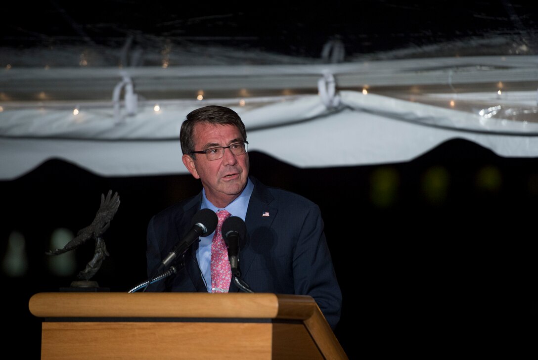 Defense Secretary Ash Carter delivers remarks at the World Economic Forum dinner at the Pentagon, Sept. 30, 2015. DoD photo by Air Force Senior Master Sgt. Adrian Cadiz