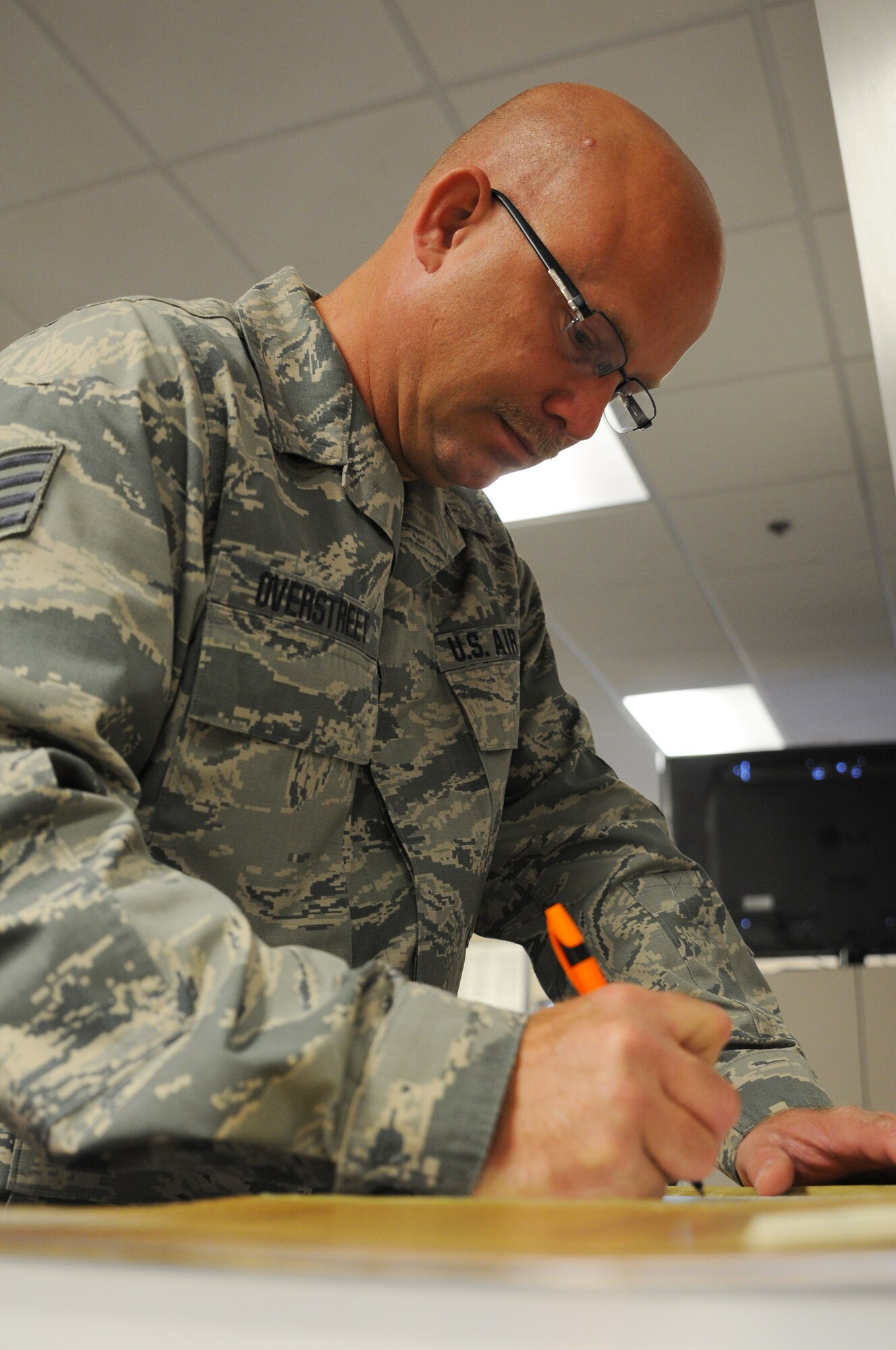 Staff Sgt. Tony Overstreet, 188th Force Support Squadron customer service representative, inputs data in 188th Wing personnel records at Ebbing Air National Guard Base, Fort Smith, Ark., Sept. 20, 2015. Overstreet was selected for the October 2015 The Flying Razorback spotlight. (U.S. Air National Guard photo by Senior Airman Cody Martin/Released)