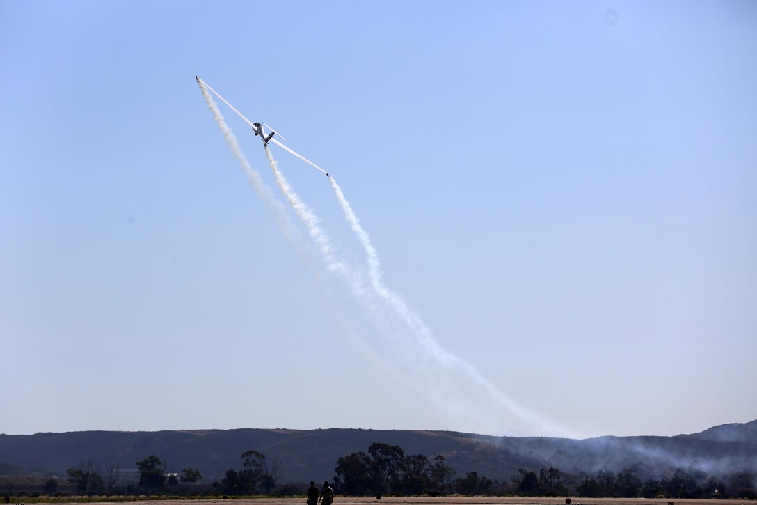 Sailplane Magic mystifies 2015 Miramar Air Show spectators