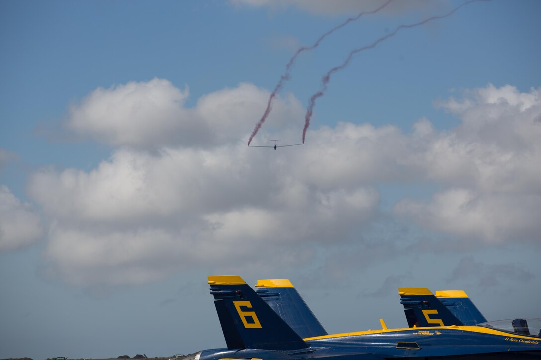 Sailplane Magic awes the crowds at 2015 MCAS Miramar Air Show