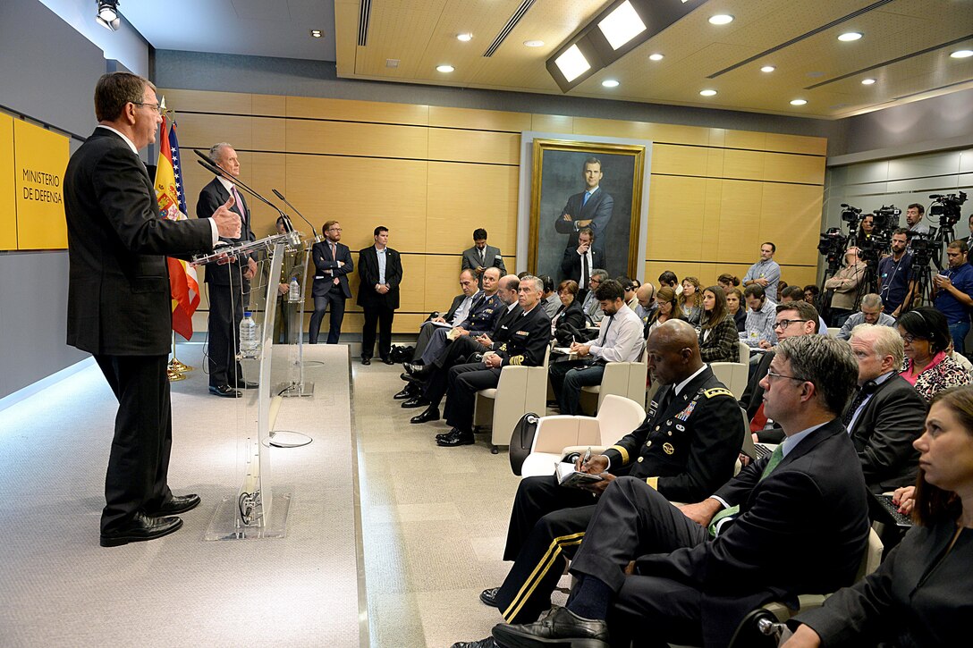 U.S. Defense Secretary Ash Carter and Spanish Defense Minister Pedro Morenes hold a joint press conference in Madrid, Oct. 5, 2015. DoD photo by U.S. Army Sgt. 1st Class Clydell Kinchen