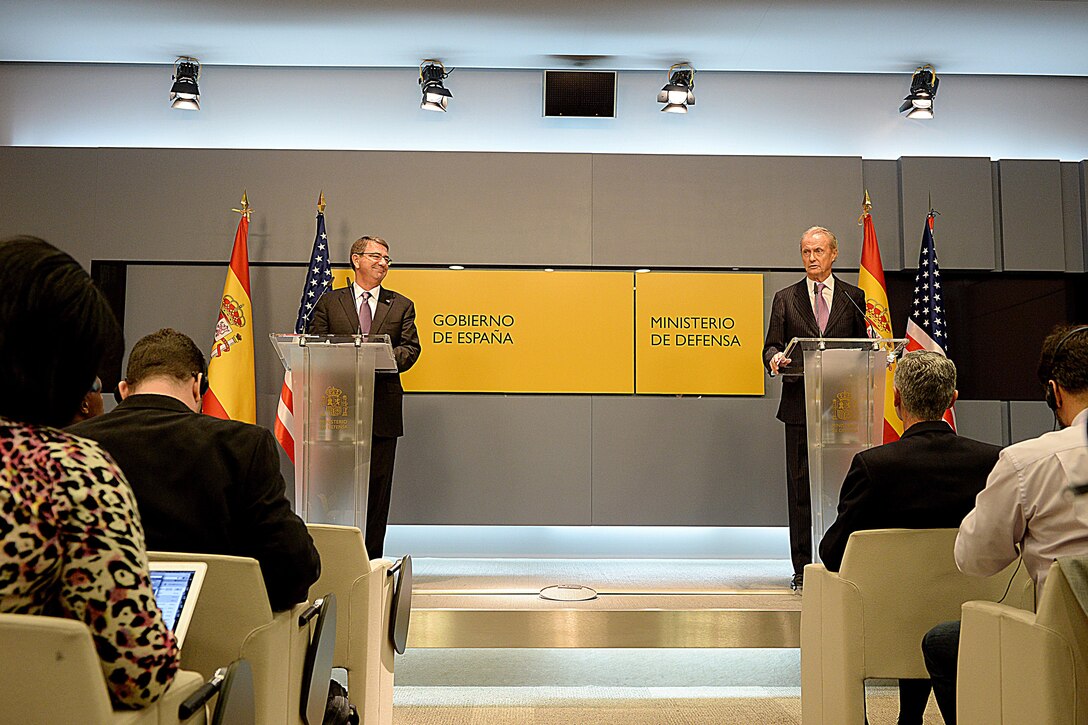 U.S. Defense Secretary Ash Carter, left, and Spanish Defense Minister Pedro Morenes hold a joint press conference in Madrid, Oct. 5, 2015. DoD photo by U.S. Army Sgt. 1st Class Clydell Kinchen