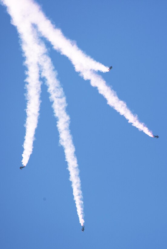 The Army’s Golden Knights parachute team performs during the 2015 MCAS Miramar Air Show aboard Marine Corps Air Station Miramar, Calif., Oct. 2. The demonstration team jumps from more than 12,000 feet onto a target on the ground. (U.S. Marine Corps photo by Sgt. Uriel Avendano/Released)