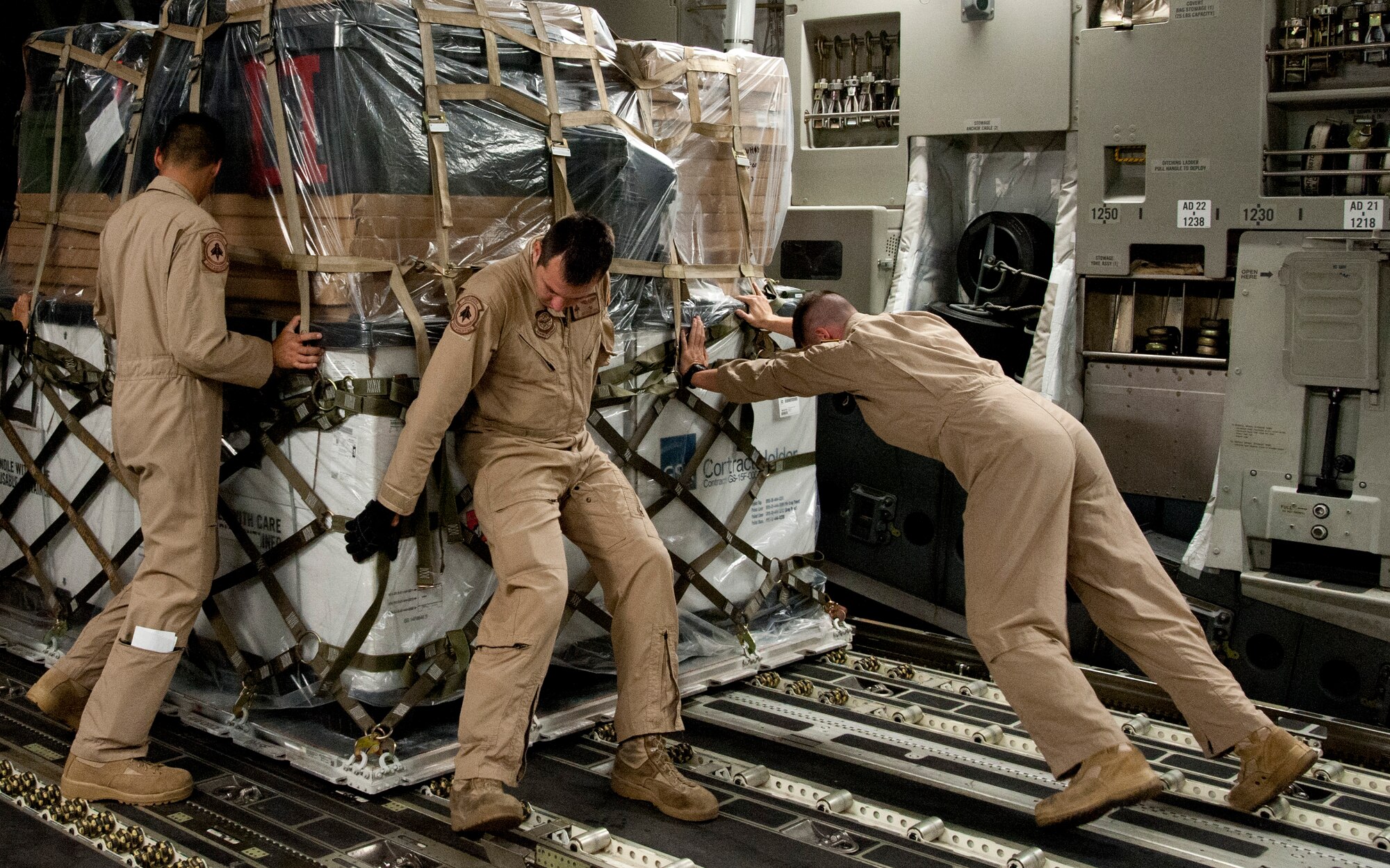 COLORADO SPRINGS, Colo. – Airmen from the 21st Airlift Squadron load cargo into a C-17 Globemaster III from Travis Air Force Base, Calif., at the Arrival/Departure Airlift Control Group, Oct. 1, 2015. With the help from 21st Logistics Readiness Squadron air terminal operations and the 10th Special Forces Group, 3rd Battalion, the C-17 was loaded upon arrival to the A/DACG in preparation of its next destination. (U.S. Air Force photo by Senior Airman Tiffany DeNault) 