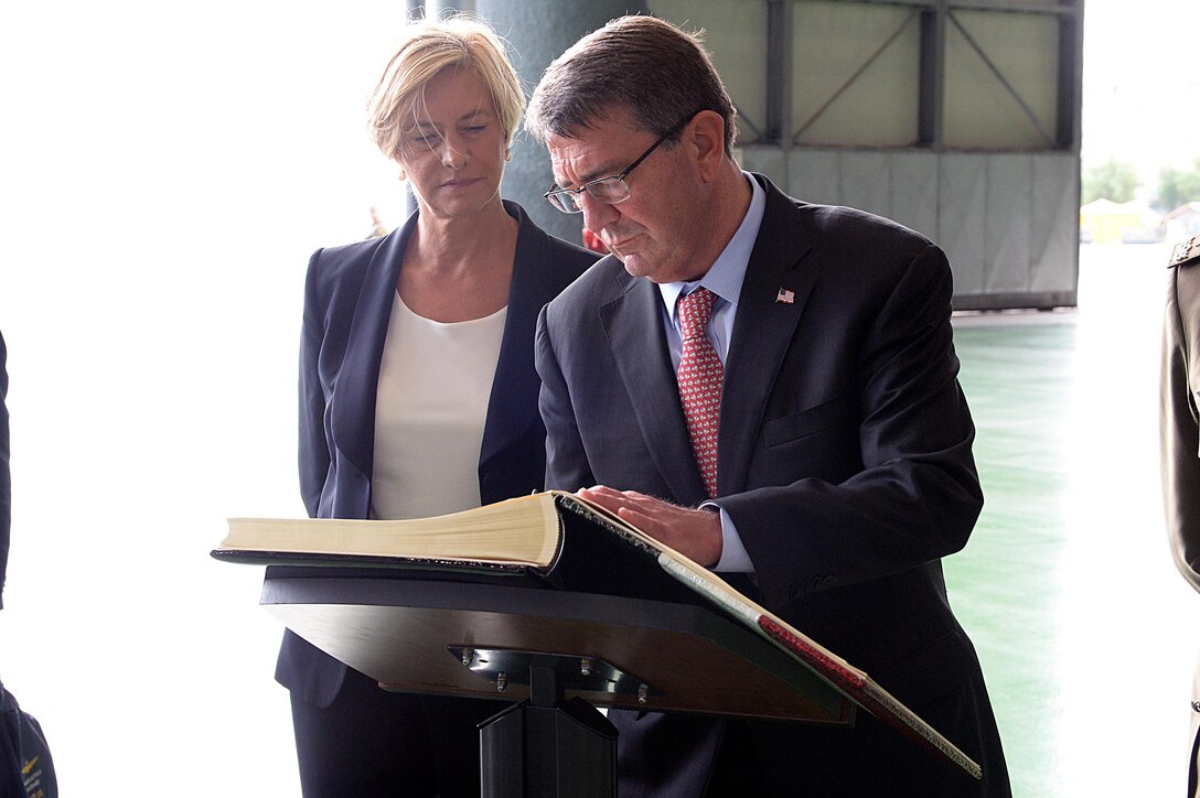 U.S. Defense Secretary Carter signs a guest book as Italian Defense Minister Roberta Pinotti stands by on Naval Air Station Sigonella, Italy, Oct. 6, 2015. DoD photo by U.S. Army Sgt. 1st Class Clydell Kinchen