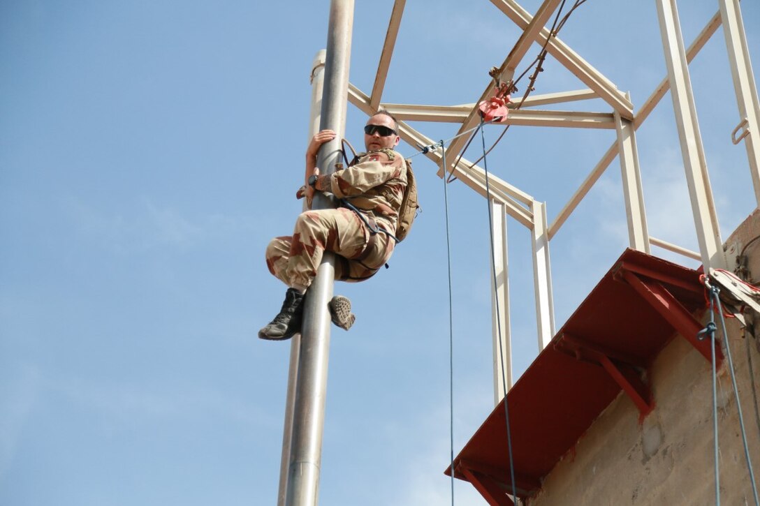 ARTA BEACH, Djibouti (Sept. 25, 2015) An instructor from the French 5th Overseas Combined Arms Regiment (RIAOM) demonstrates climbing techniques to U.S. Marines with the 15th Marine Expeditionary Unit during a desert survival course. Elements of the 15th MEU are training with the 5th RIAOM in Djibouti in order to improve interoperability between the MEU and the French military. (U.S. Marine Corps photo by Sgt. Steve H. Lopez/Released)