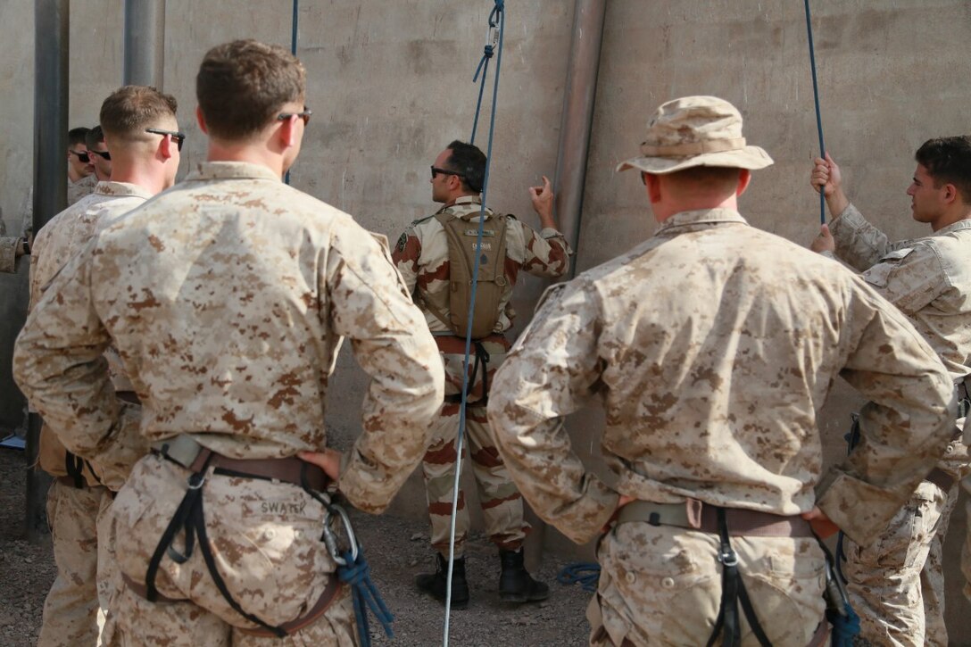 ARTA BEACH, Djibouti (Sept. 25, 2015) An instructor from the French 5th Overseas Combined Arms Regiment (RIAOM) demonstrates climbing techniques to U.S. Marines with the 15th Marine Expeditionary Unit during a desert survival course. Elements of the 15th MEU are training with the 5th RIAOM in Djibouti in order to improve interoperability between the MEU and the French military. (U.S. Marine Corps photo by Sgt. Steve H. Lopez/Released)