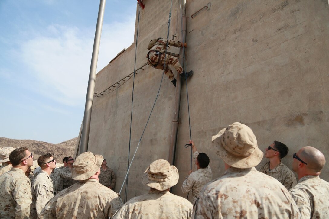 ARTA BEACH, Djibouti (Sept. 25, 2015) An instructor from the French 5th Overseas Combined Arms Regiment (RIAOM) demonstrates climbing techniques to U.S. Marines with the 15th Marine Expeditionary Unit during a desert survival course. Elements of the 15th MEU are training with the 5th RIAOM in Djibouti in order to improve interoperability between the MEU and the French military. (U.S. Marine Corps photo by Sgt. Steve H. Lopez/Released)