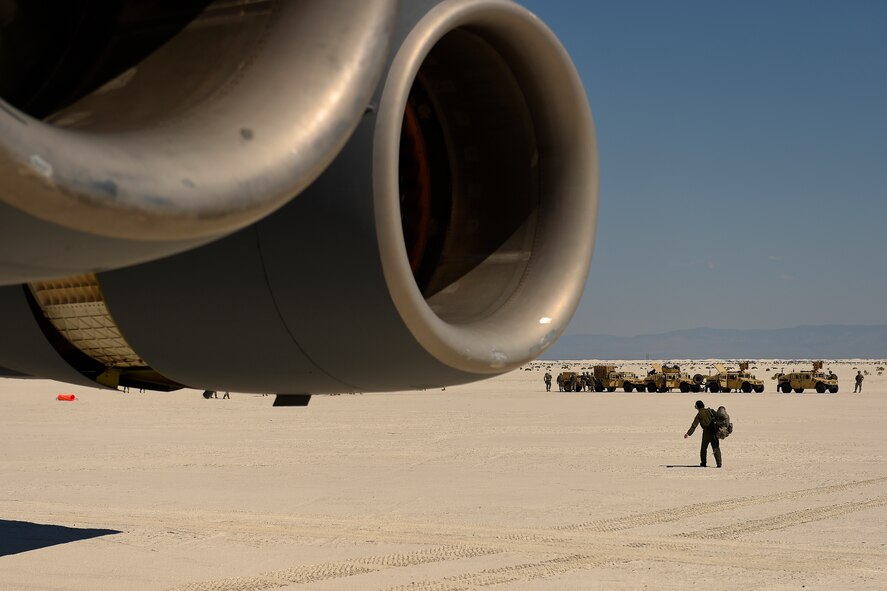 Senior Airman Josh Beeler, 8th Airlift Squadron C-17 Globemaster III loadmaster, assists Soldiers from 82nd Airborne Division, fully unload their gear Sept. 27, 2015 at White Sands, N.M., as part of an Emergency Deployment Readiness Exercise. The C-17 crew delivered more than 50 Soldiers and four Humvees via Semi-Prepared Runway Operations. (U.S. Air Force photo/Staff Sgt. Tim Chacon)