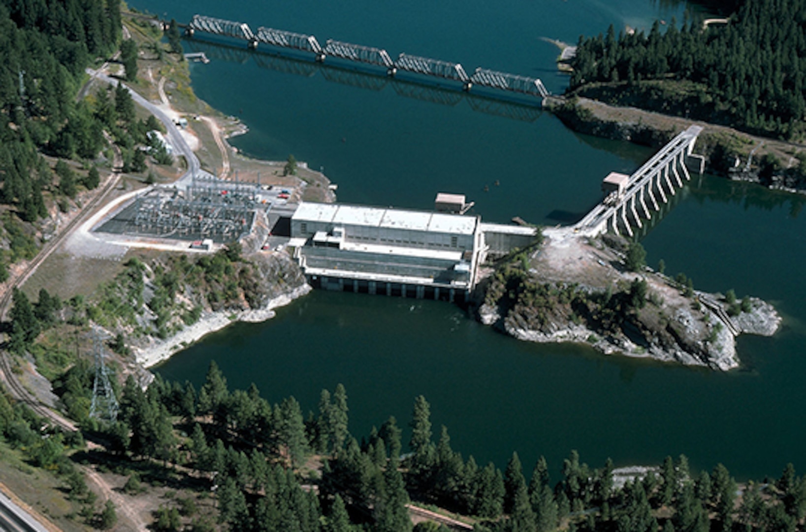 The U.S. Army Corps of Engineers is using a 65-ton crane provided by DLA Troop Support Pacific for hydraulic hoist maintenance on lift gates at the Albeni Falls Dam in Idaho. The dam converts river water into hydroelectricity, reduces floods and provides recreational activities.