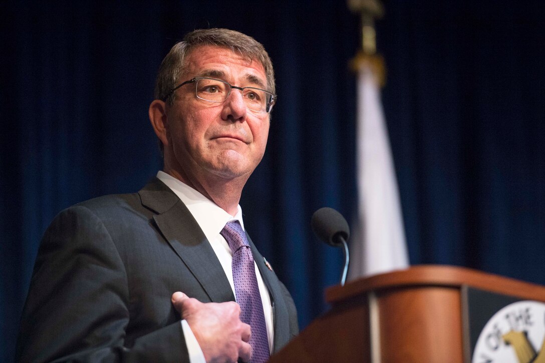 Defense Secretary Ash Carter delivers remarks at the Association of the U.S. Army sustaining member luncheon in Washington, D.C., Oct. 14, 2015. DoD photo by Air Force Senior Master Sgt. Adrian Cadiz