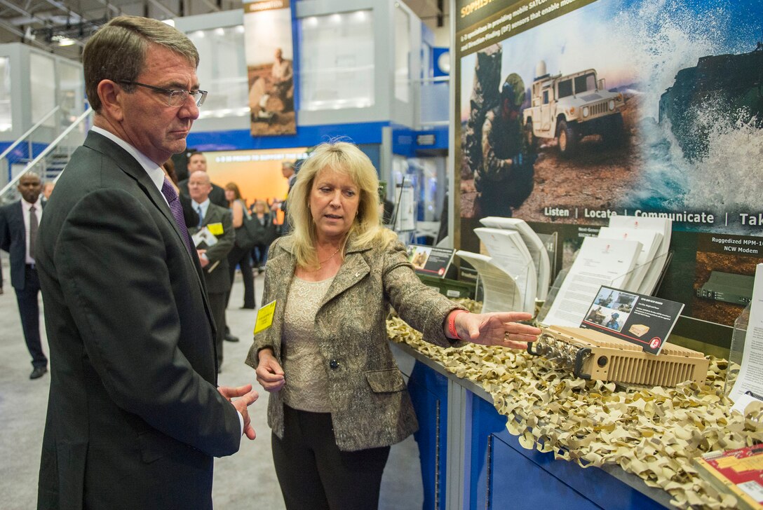 Defense Secretary Ash Carter speaks with an exhibitor at the Association of the U.S. Army conference in Washington, D.C., Oct. 14, 2015. DoD photo by Air Force Senior Master Sgt. Adrian Cadiz