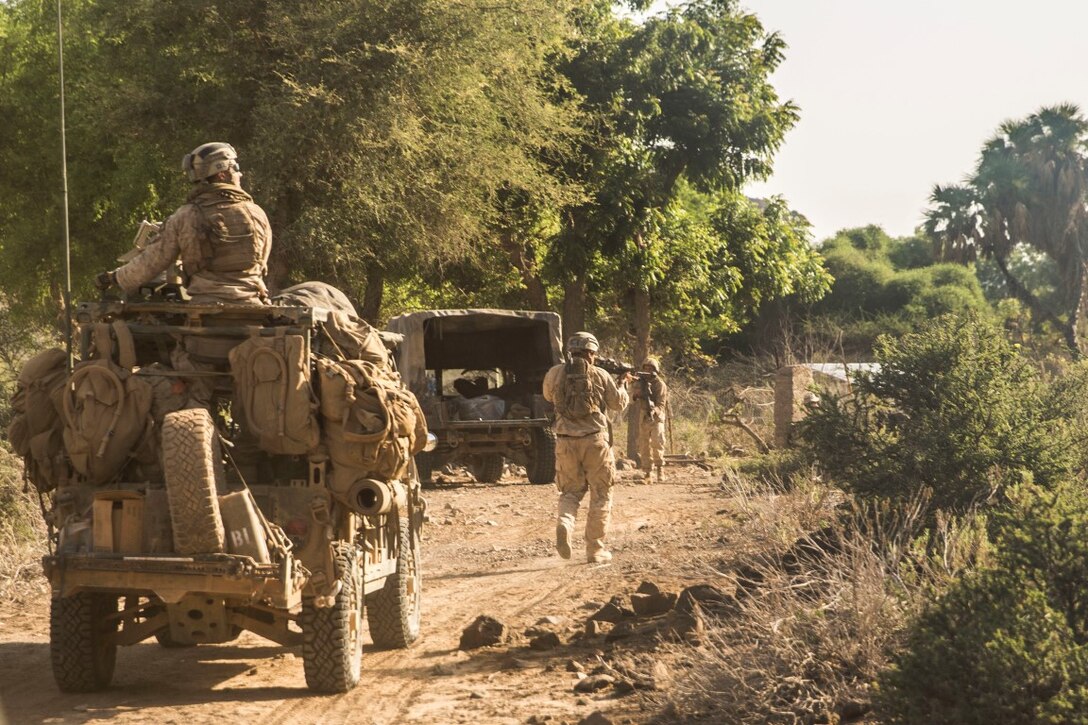 ARTA RANGE FACILITY, Djibouti (Oct. 7, 2015) U.S. Marines, with the 15th Marine Expeditionary Unit’s Force Reconnaissance Detachment, clear a simulated enemy stronghold during a desert survival and tactics course alongside the French 5th Overseas Combined Arms Regiment (RIAOM). Elements of the 15th MEU trained with the 5th RIAOM in Djibouti in order to improve interoperability between the MEU and the French military. (U.S. Marine Corps photo by Sgt. Emmanuel Ramos/Released)