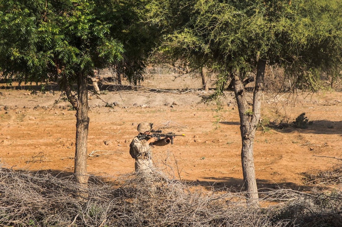 ARTA RANGE FACILITY, Djibouti (Oct. 7, 2015) A U.S. Marine, with the 15th Marine Expeditionary Unit’s Force Reconnaissance Detachment, clears a simulated enemy stronghold during a desert survival and tactics course alongside the French 5th Overseas Combined Arms Regiment (RIAOM). Elements of the 15th MEU trained with the 5th RIAOM in Djibouti in order to improve interoperability between the MEU and the French military. (U.S. Marine Corps photo by Sgt. Emmanuel Ramos/Released)