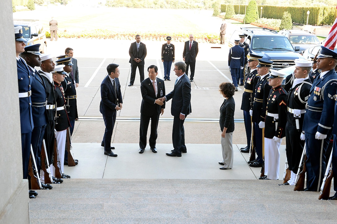 U.S. Defense Secretary Ash Carter hosts an honor cordon to welcome South Korean Defense Minister Han Min-koo to the Pentagon, Oct. 15, 2015. DoD photo by U.S. Army Sgt. 1st Class Clydell Kinchen