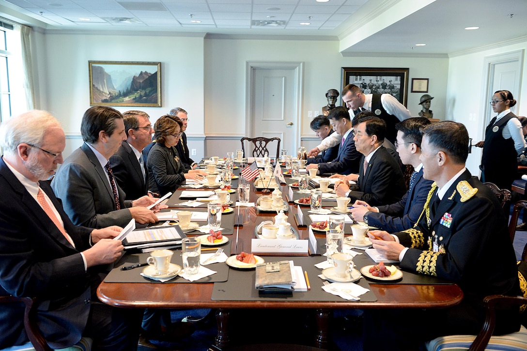 U.S. Defense Secretary Ash Carter has lunch with South Korean Defense Minister Han Min-koo at the Pentagon, Oct. 15, 2015. DoD photo by U.S. Army Sgt. 1st Class Clydell Kinchen