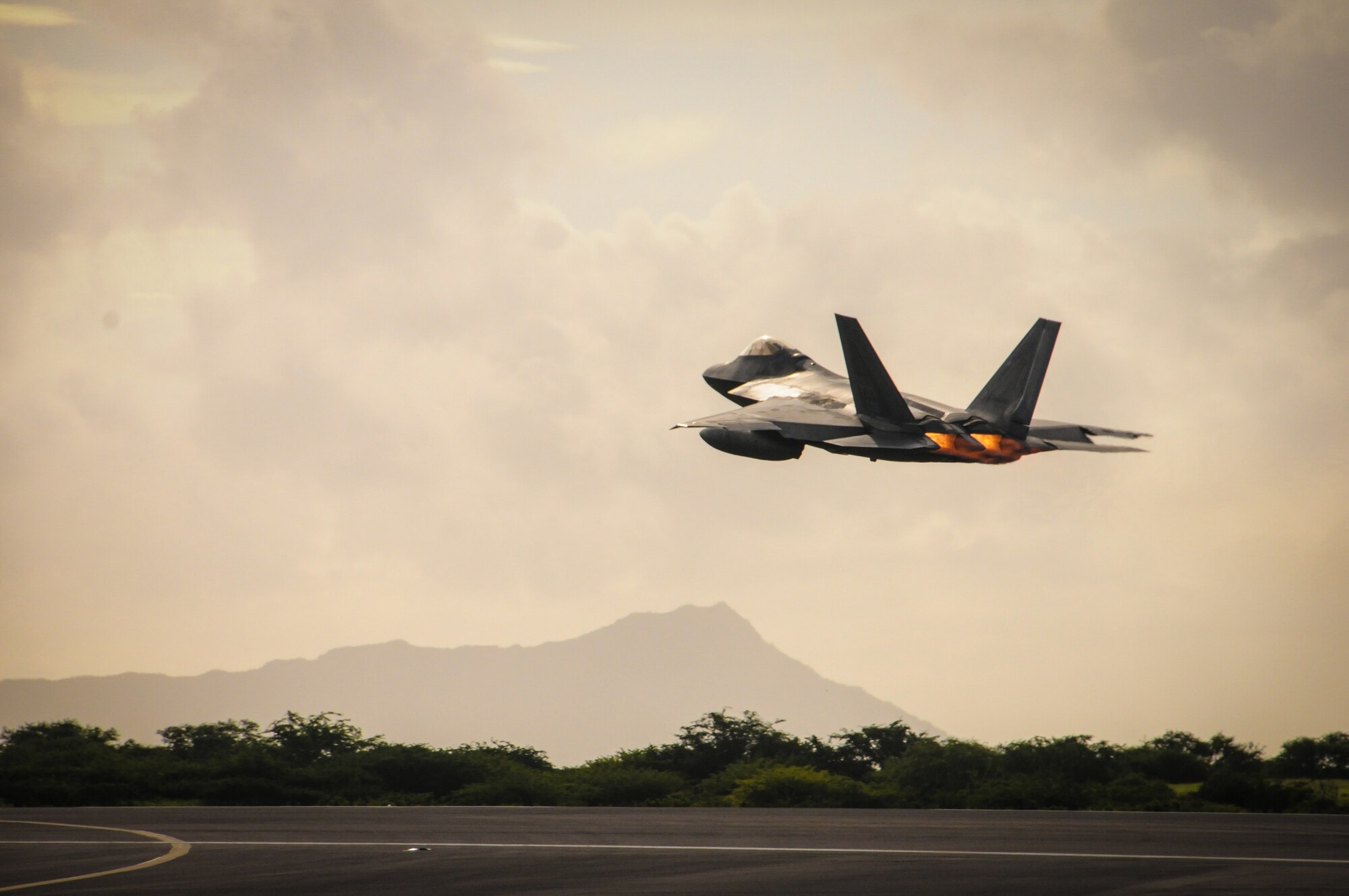 A Hawaii Air National Guard F-22 Raptor takes off from Joint Base Pearl Harbor-Hickam, Hawaii, Sept. 26, 2015. The Raptors deployed to the U.S. Central Command area of responsibility. It was the first combat deployment for the 199th Fighter Squadron since it deployed to Saudi Arabia in 2000 to patrol the southern no-fly zone of Iraq. (U.S. Air National Guard photo/Airman 1st Class Robert Cabuco) 