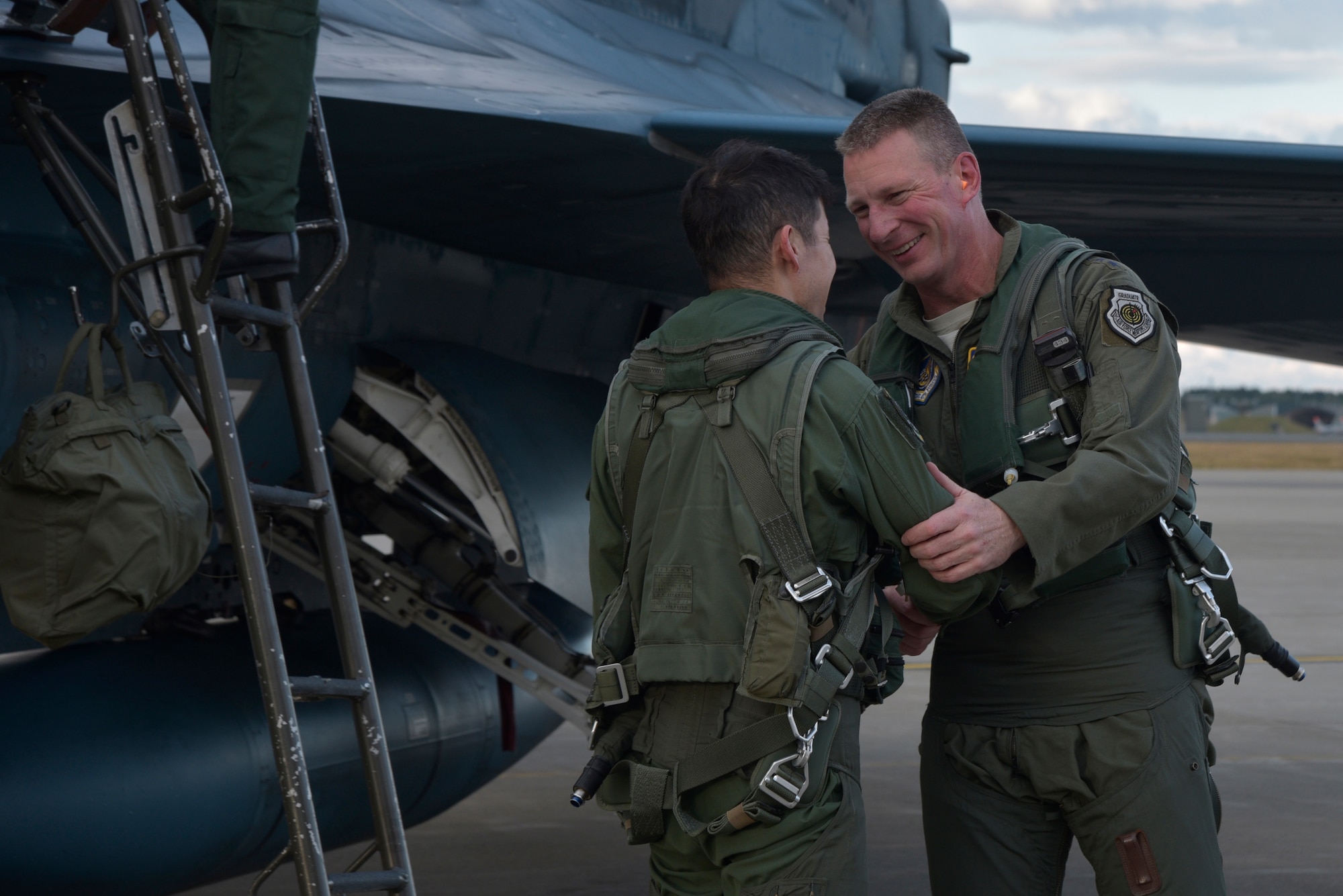 Lt. Gen. John Dolan, the U.S. Forces Japan commander, thanks the Japan Air Self-Defense Force pilot that accompanied him on his flight in a Mitsubishi F-2 at Misawa Air Base, Japan, Oct. 14, 2015. Dolan also thanked the JASDF’s 3rd Air Wing leadership for their continued friendship and contributions to the alliance between the U.S. and Japan. (U.S. Air Force photo/Senior Airman Jose L. Hernandez-Domitilo)