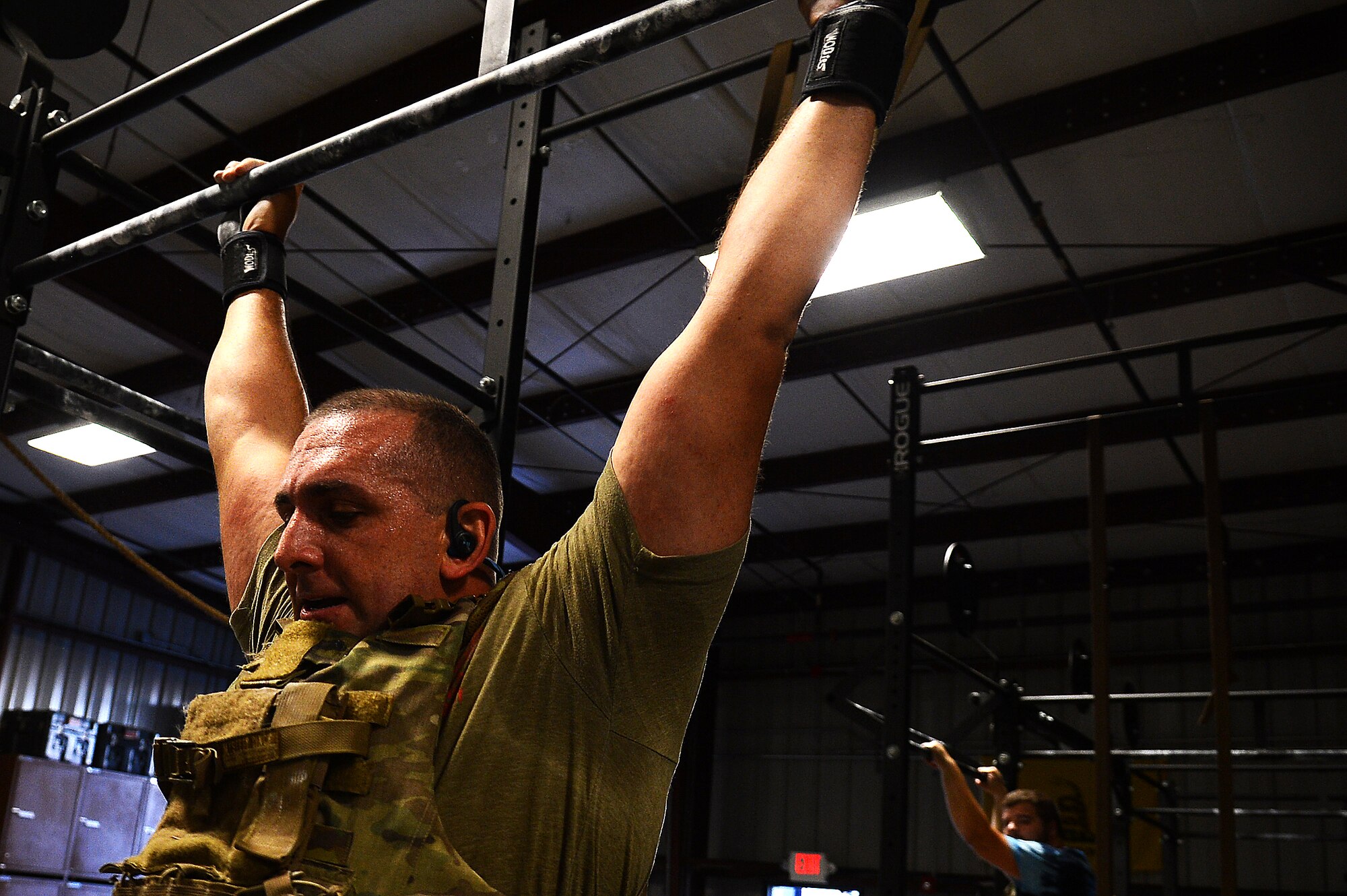 U.S. Air Force Tech. Sgt. Harold Larkin, 20th Civil Engineer Squadron Explosive Ordnance Disposal flight team leader, attempts a pull-up during the EOD 130 Memorial Workout at Shaw Air Force Base, S.C., Oct. 15, 2015. The workout was completed in groups of four people; each individual completed four couplets of two different exercises before moving on to the next set. (U.S. Air Force photo by Senior Airman Jonathan Bass/Released)