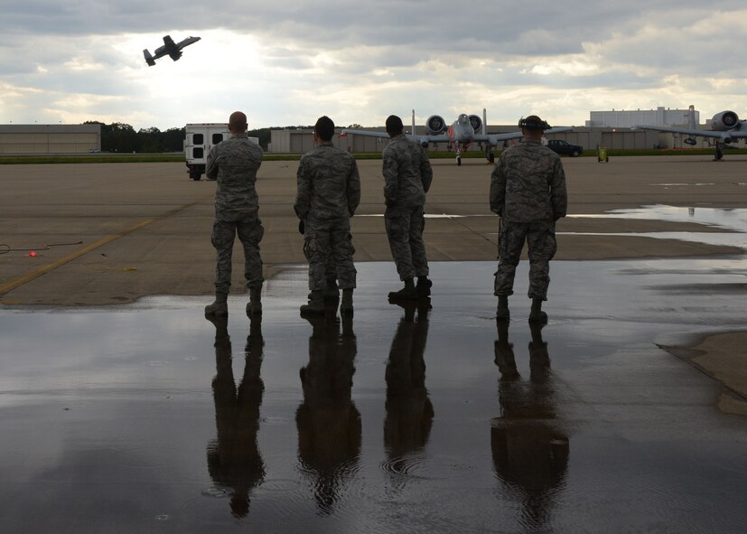 Airmen of the 175th Aircraft Maintenance Squadron, watch Brig. Gen. Scott L. Kelly, 175th Wing commander, Maryland Air National Guard, during his final flight in an A-10C aircraft at Warfield Air National Guard, Baltimore, Md., October 17, 2015. Kelly’s fini flight marked the end of his service as wing commander because he is transitioning to be the assistant adjutant general – Air for the Maryland National Guard. (Air National Guard photo by 2nd Lt. Benjamin Hughes/Released)
