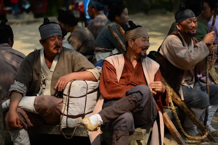 Actors, dressed in the traditional garb of peasants from the Joseon dynasty, rest in the shade at the Korean Folk Village in Yongin, Republic of Korea, Oct. 16, 2015. The village is a place where the rich history of this country comes to life in an amazing display of color and pageantry.
(U.S. Air Force photo/Staff Sgt. Amber Grimm)