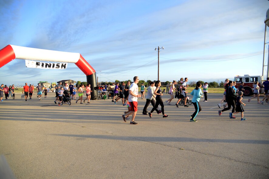 Competitors at the 2015 Wingman Challenge start the running portion of the challenge on Laughlin Air Force Base, Texas, Oct. 17, 2015. This year’s 10K winning team, the Wright Brothers, finished the race in 40 minutes and 6 seconds. (U.S. Air Force photo by Airman 1st Class Ariel D. Partlow)(Released)