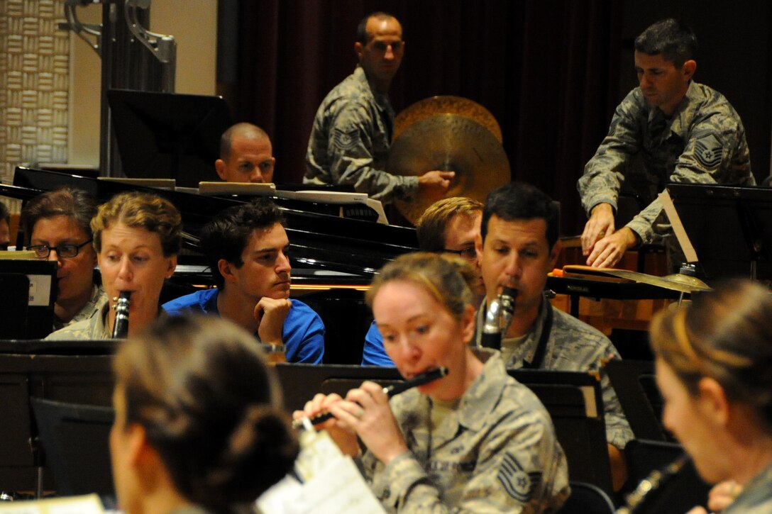 Students from Duke University watch the U.S. Air Force Concert Band rehearse
at Joint Base Anacostia-Bolling, Washington D.C., Oct. 13, 2015. The members
of Duke University's Wind Symphony visited the U.S. Air Force Band today for
an immersion in music and Air Force culture. The students attended
Masterclass sessions led by performers from the Band to further develop
mastery of their instruments before watching the Concert Band's final
rehearsal before their fall tour. (U.S. Air Force photo/Staff Sgt. Matt
Davis)
