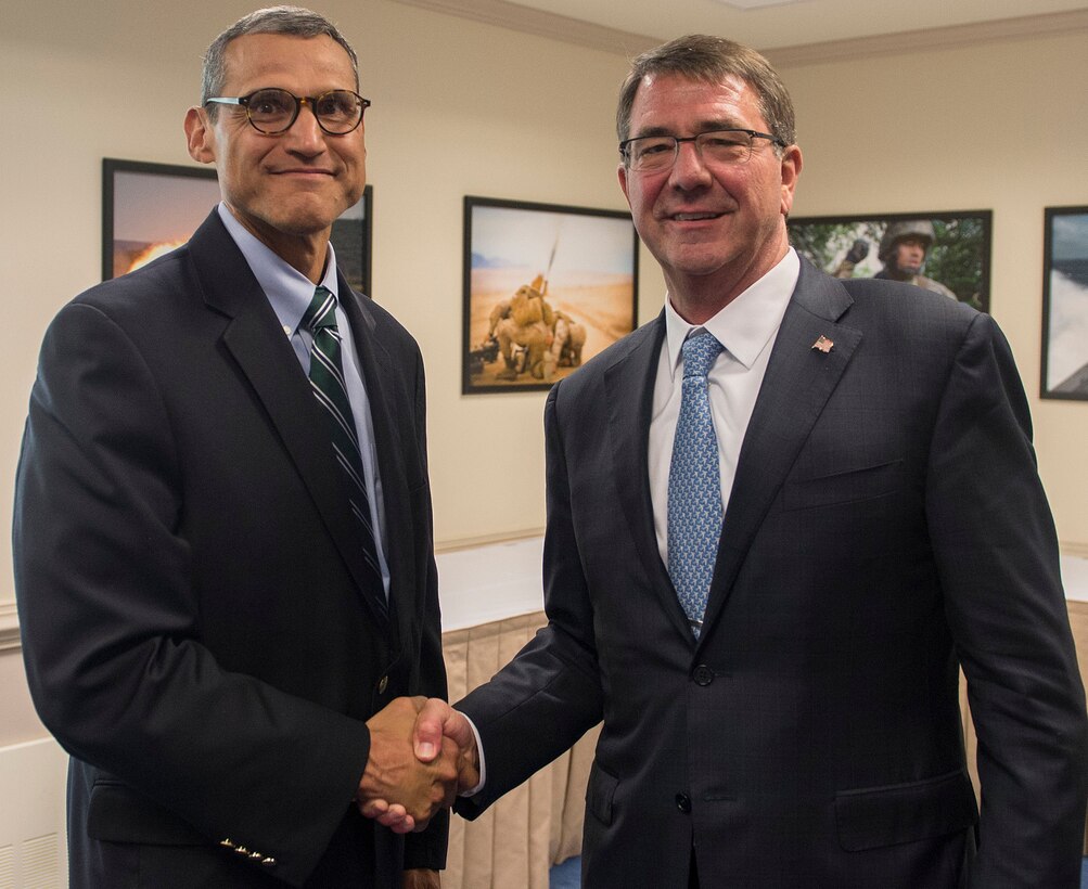 Pete Perez, Regional Business Director for the Southwestern Division, U.S. Army Corps of Engineers, an APEX participant at the Pentagon Sept. 14, 2015 meets with Defense Secretary Ash Carter. (DoD photo by Senior Master Sgt. Adrian Cadiz)(Released)