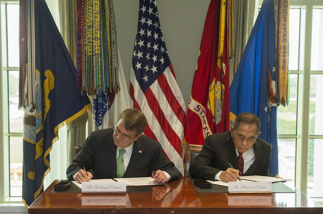 U.S. Defense Secretary Ash Carter and Indonesian Defense Minister Ryamizard Ryacudu sign the Joint Statement on Comprehensive Defense Cooperation at the Pentagon, Oct. 26, 2015. DoD photo by U.S. Air Force Senior Master Sgt. Adrian Cadiz