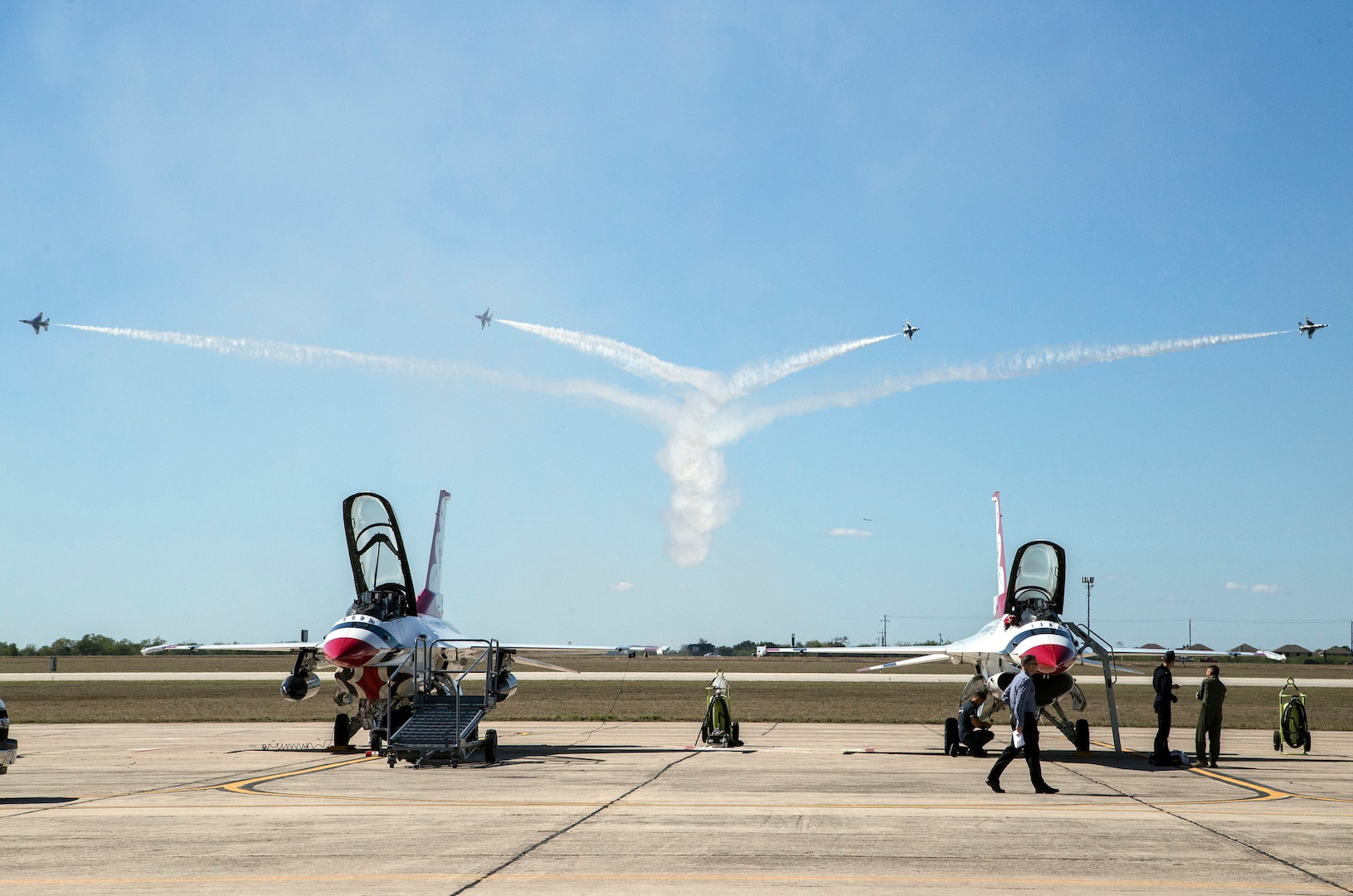 Thunderbirds touch down at JBSARandolph for air show > Joint Base San