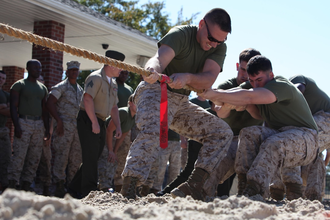 Marines Sailors Test Their Strength During The 2015 Cfc Tug Of War 