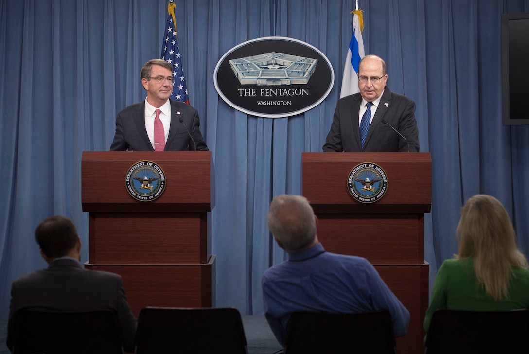 U.S. Defense Secretary Ash Carter, left, and Israeli Defense Minister Moshe Yaalon conduct a joint press conference at the Pentagon, D.C., Oct. 28, 2015. DoD photo by U.S. Air Force Senior Master Sgt. Adrian Cadiz