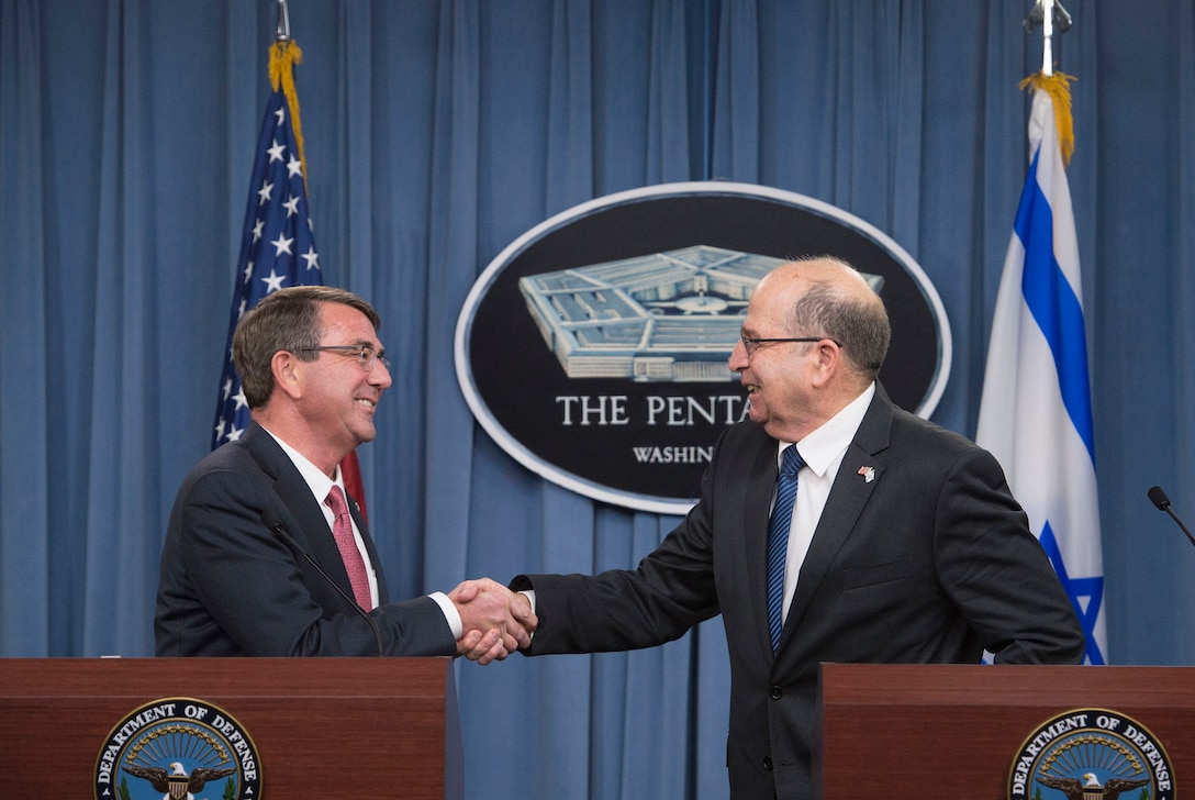 U.S. Defense Secretary Ash Carter, left, and Israeli Defense Minister Moshe Yaalon shake hands during a joint press conference at the Pentagon, Oct. 28, 2015. DoD photo by U.S. Air Force Senior Master Sgt. Adrian Cadiz