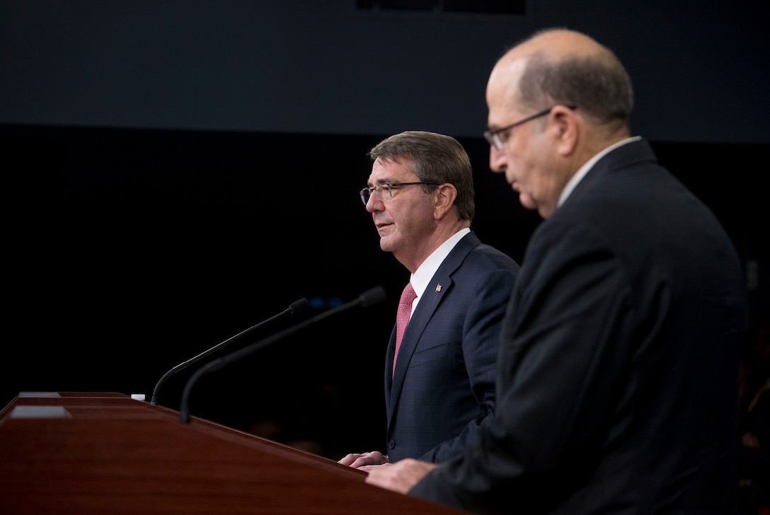 U.S. Defesne Secretary Ash Carter, left, and Israeli Defense Minister Moshe Yaalon conduct a joint press conference at the Pentagon, Oct. 28, 2015. DoD photo by U.S. Air Force Senior Master Sgt. Adrian Cadiz