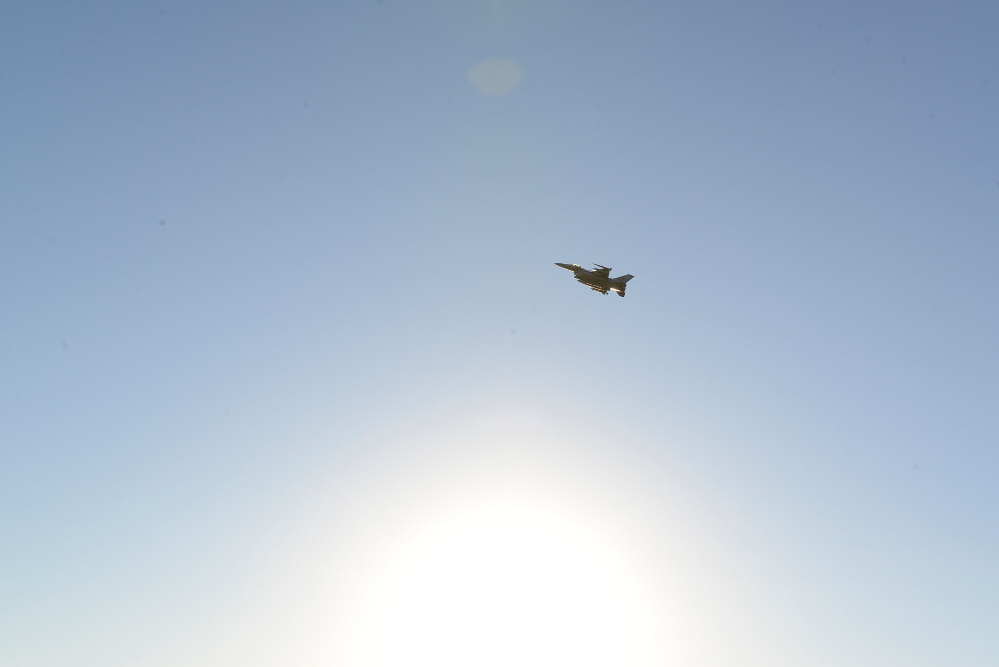 An F-16CM Fighting Falcon assigned to the 77th Fighter Squadron soars across the sky at Poinsett Electronic Combat Range, Wedgefield, S.C., Oct. 15, 2015. Shaw F-16s demonstrated the firing abilities of the 20mm Gatling cannons into a controlled training environment. (U.S. Air Force photo by Airman 1st Class Christopher Maldonado/Released)