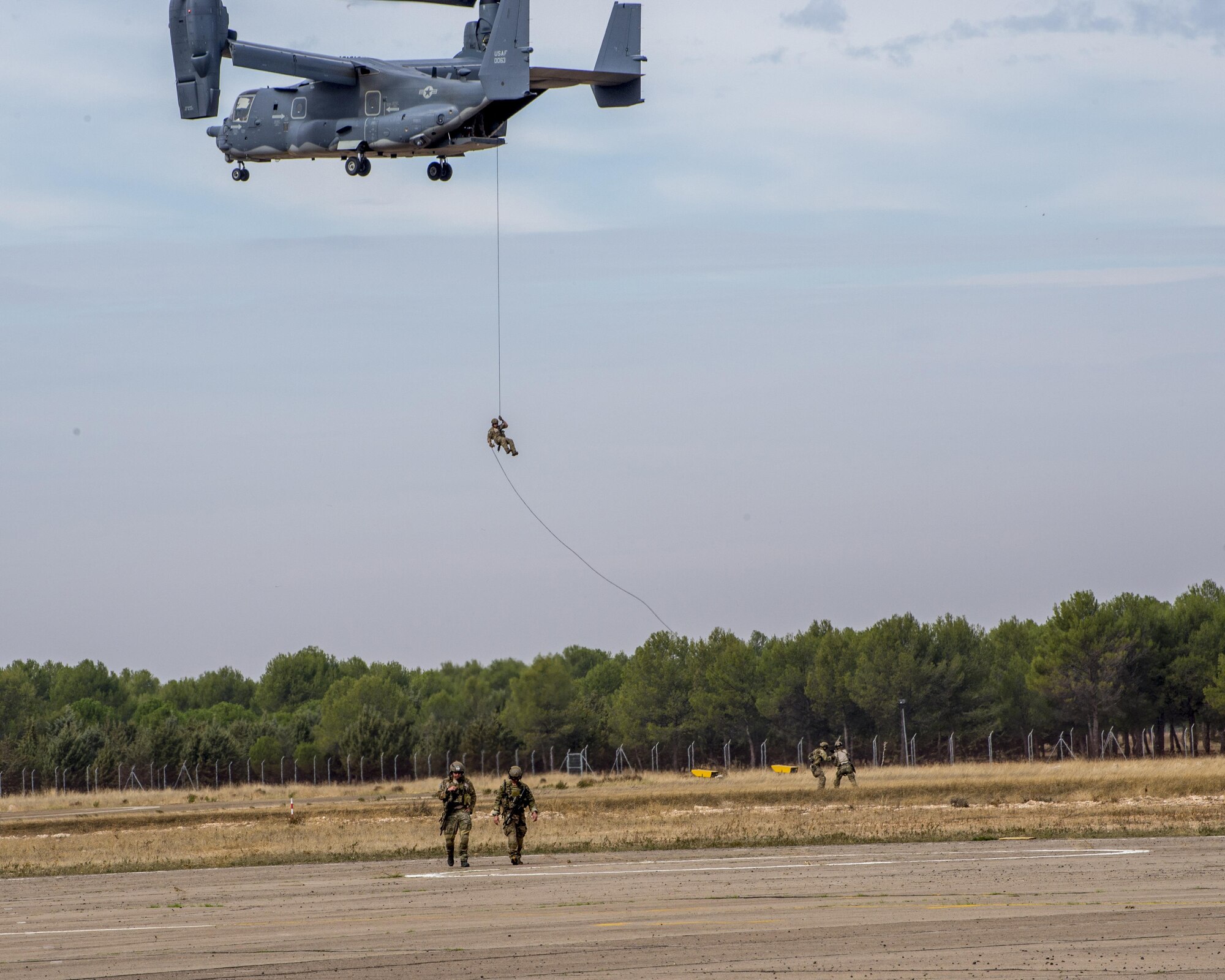Air Commandos from the 352 Special Operations Wing practice fast-roping from the back of a CV-22 Osprey as part of a TRIDENT JUNCTURE training even held in Almagra, Spain, Oct 24, 2015. During the training ground forces from several countries practiced rapid on and off-loading techniques from various rotary wing aircraft. (U.S. Air Force photo by 1st Lt. Chris Sullivan/Released)