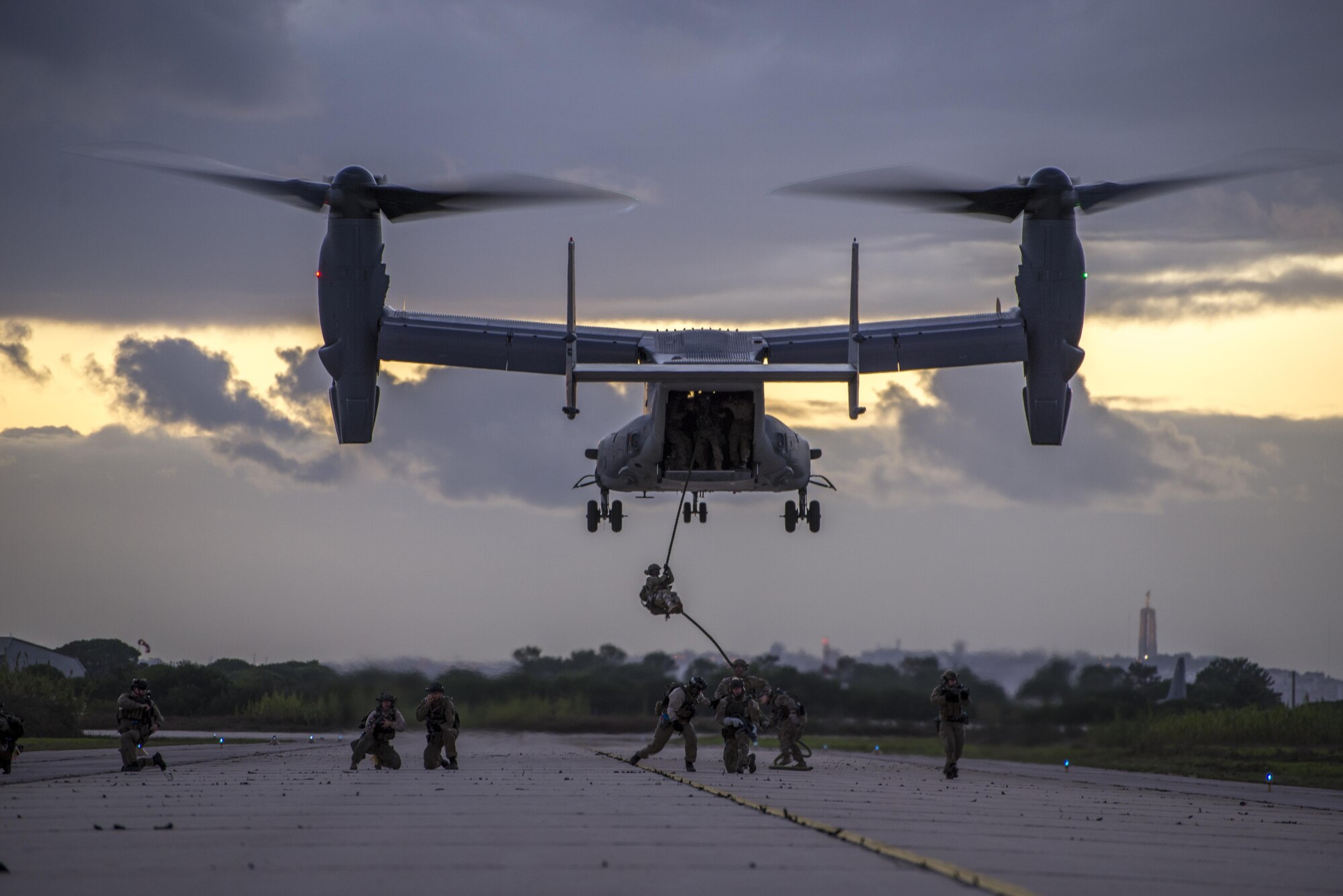 Commandos from four NATO nations fast-rope from a 352d Special Operations Wing CV-22 Osprey at Air Base 6 Montijo, Portugal during Trident Juncture, Oct. 27, 2015. TRJE15 tested  the response forces’ air, sea, land and Special Forces capabilities, to ensure that they are adapted to provide an integral part of NATO’s larger toolbox and to safeguard the Alliance’s interests.  (U.S. Air Force photo by 1st Lt. Chris Sullivan/Released)
