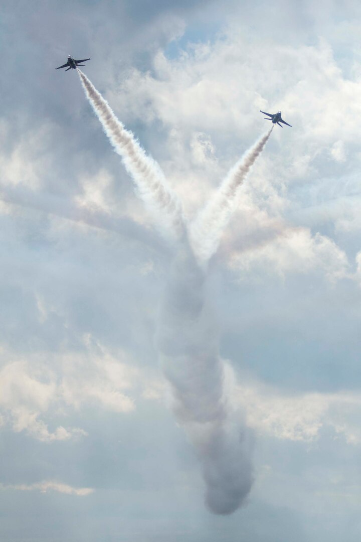 JBSA-Randolph - The U.S. Air Force Aerial Demonstration Squadron “Thunderbirds” performs F-16 acrobatic maneuvers Oct. 31, 2015 at Joint Base San Antonio-Randolph, Texas. The Thunderbirds team members perform for the 2015 JBSA-Randolph Air Show and Open House to be held Oct. 31 and Nov. 1. Air shows allow the Air Force to display the capabilities of our aircraft to the American taxpayer through aerial demonstrations and static displays and allowing attendees to get up close and personal to see some of the equipment and aircraft used by the U.S. military today. (U.S. Air Force photo by Joshua Rodriguez) 