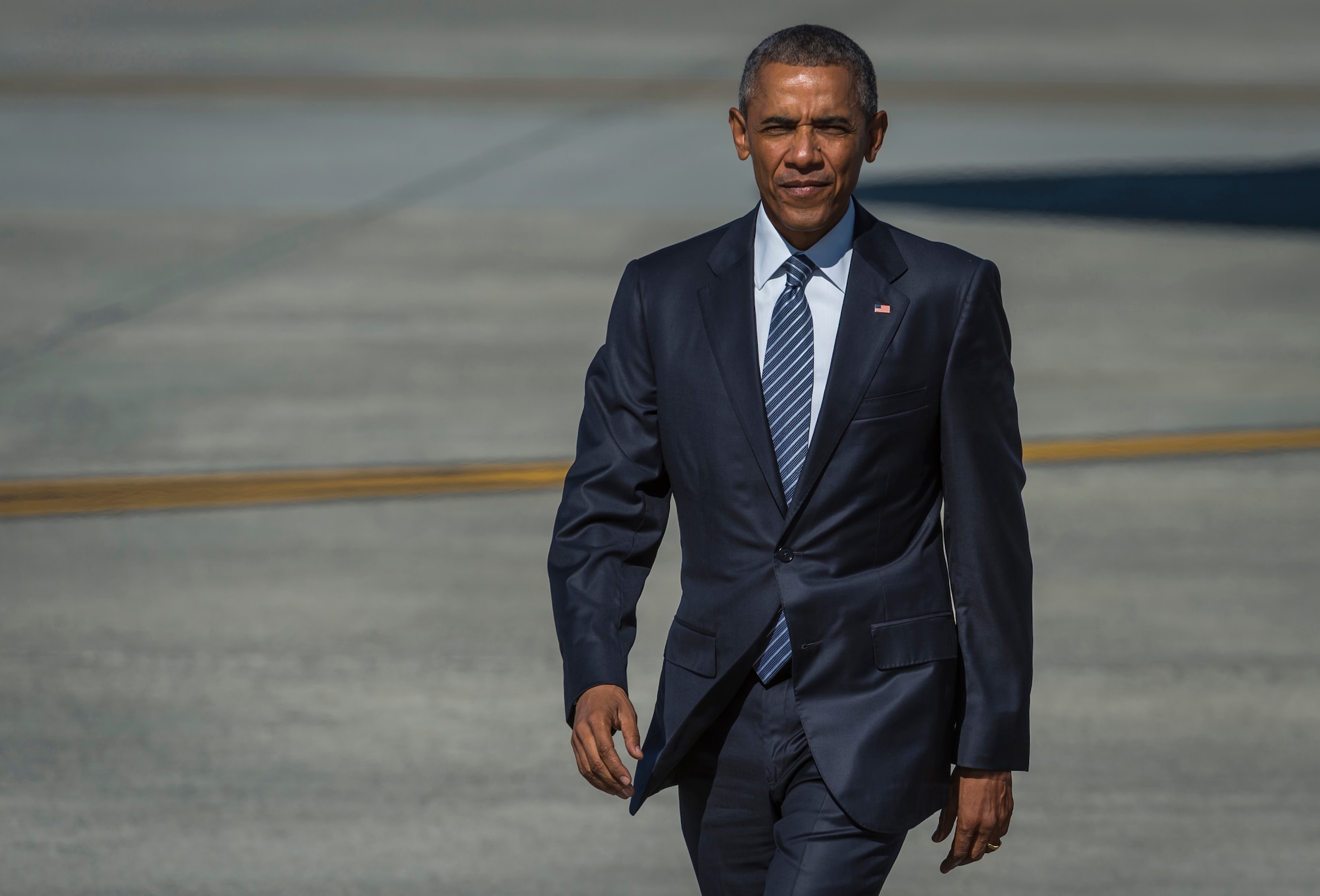 President Barack Obama walks toward a crowd after disembarking Air Force One at Joint Base Elmendorf-Richardson, Alaska, Monday, Aug. 31, 2015. President Obama was the main speaker at a major event yesterday in Anchorage, Alaska, hosted by the U.S. Department of State entitled the Conference on Global Leadership in the Arctic: Cooperation, Innovation, Engagement and Resilience (GLACIER). GLACIER will focus the world’s attention on the most urgent issues facing the Arctic today and provide an unprecedented opportunity for foreign ministers and key stakeholders to define the region’s most crucial challenges; highlight innovative ways in which these challenges can be addressed at the local, national and international levels; and broaden global awareness of the impacts of Arctic climate change.  (U.S. Air Force photo/Justin Connaher)
