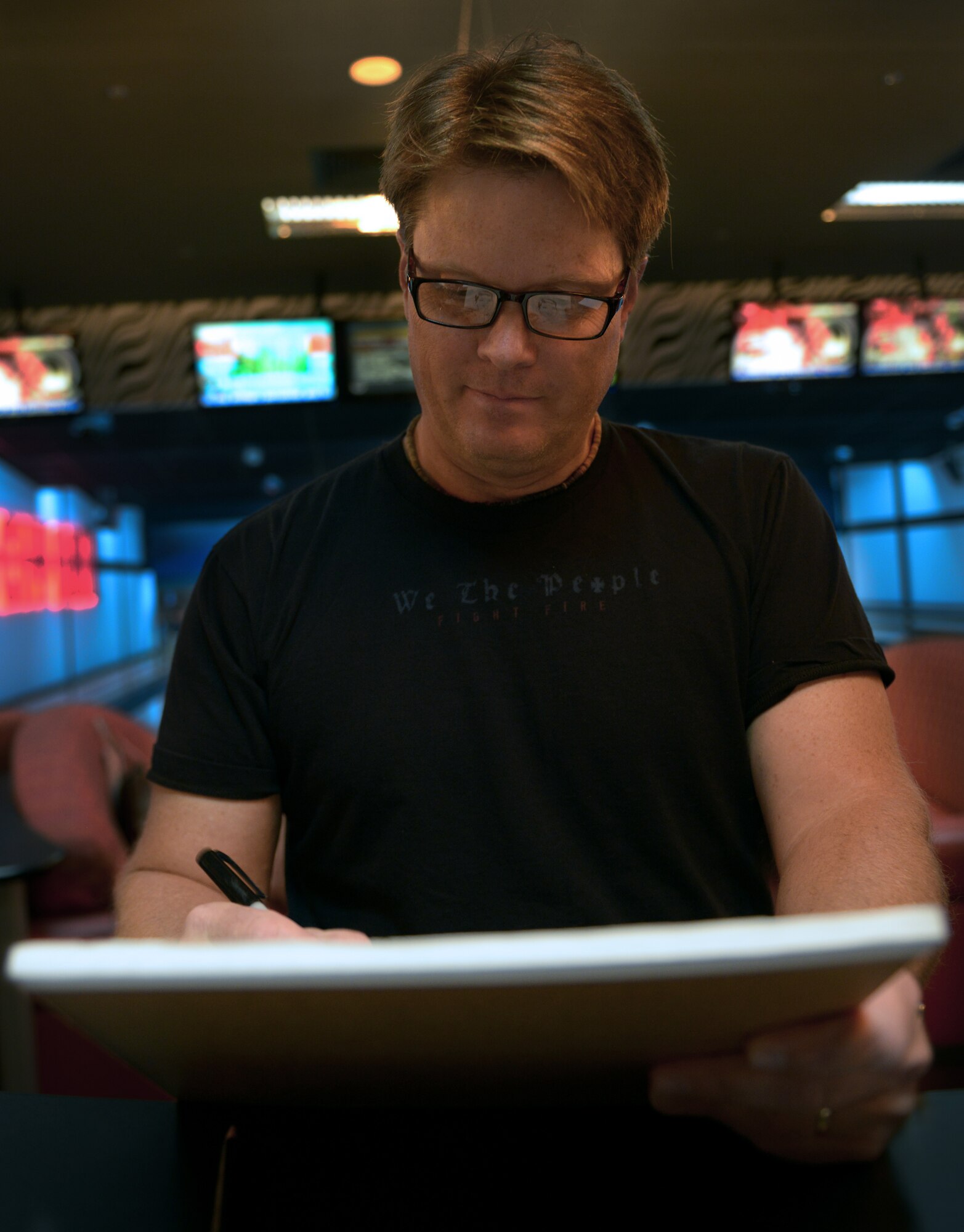 Paul Combs, a National Cartoonist Society member on tour with the USO, draws a caricature Aug. 27, 2015, at Incirlik Air Base, Turkey. Combs visited Kuwait, Africa and Turkey as part of a USO event with eight other cartoonists where they met with military members, as well as drew cartoons and caricatures for them. (U.S. Air Force photo by Senior Airman Krystal Ardrey/Released)