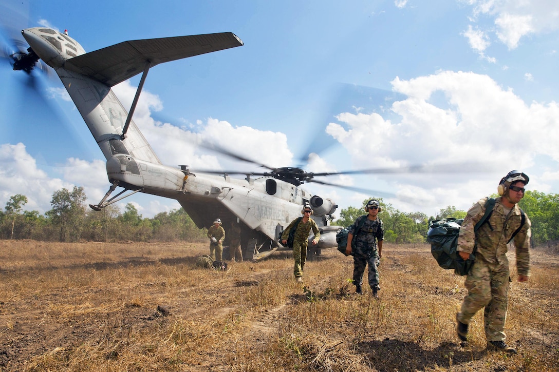 U.S., Australian and Chinese forces disembark a U.S. Marine Corps CH-53E Super Stallion helicopter for Exercise Kowari 2015 in the Northern Territory, Australia, Aug. 31, 2015. Australia hosts Kowari, a trilateral environmental survival training opportunity. The helicopter is assigned to U.S. Marine Heavy Helicopter Squadron 463, Marine Rotational Force Darwin. Australian forces photo by Lance Cpl. Kyle Genner