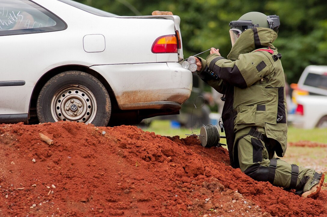 A U.S. Army explosive ordnance disposal technician trains at Redstone Arsenal in Huntsville, Ala., June 29, 2014, during Exercise Raven's Challenge.